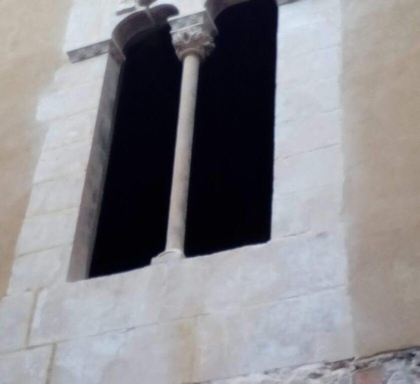trabajos de restauración de ventana gótica