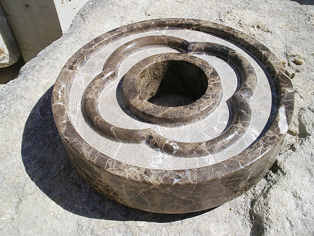 Piedra decorativa con forma de anillo grueso