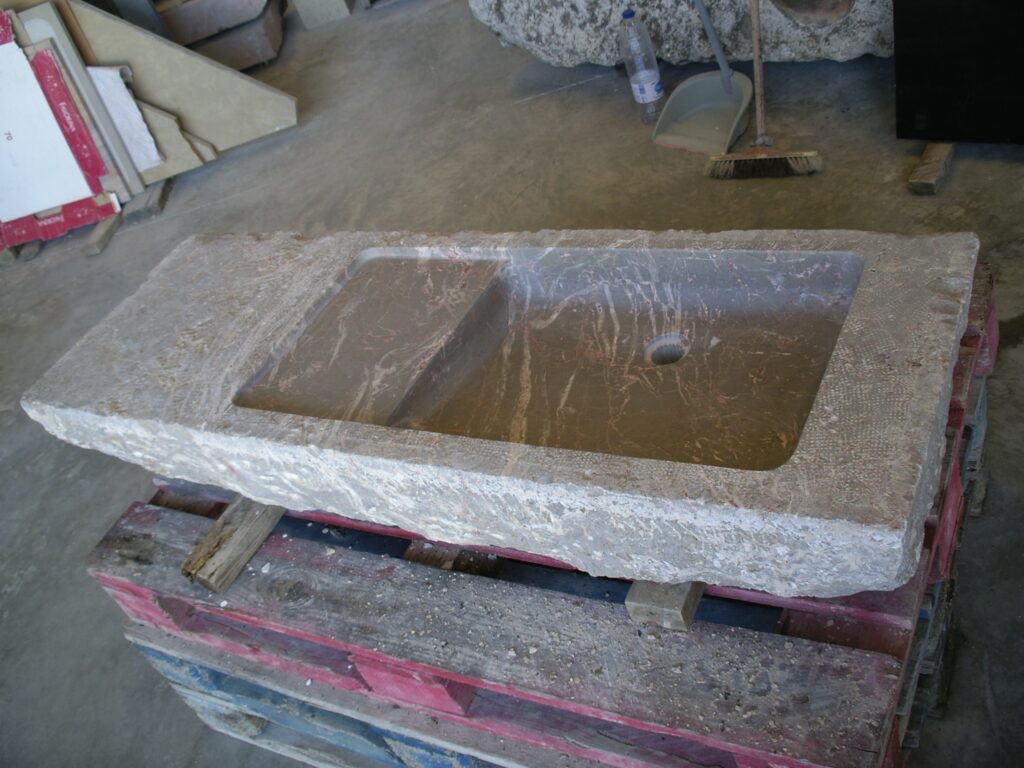 ejemplo de lavabos de piedra: piedra antigua con lavabo tallado