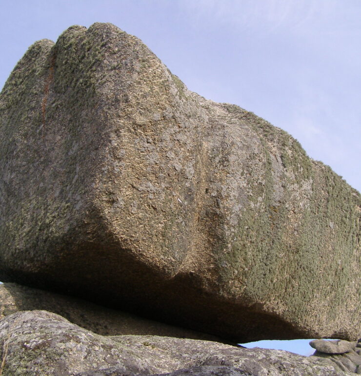 la piedra en forma de bloque de granito a la intemperie