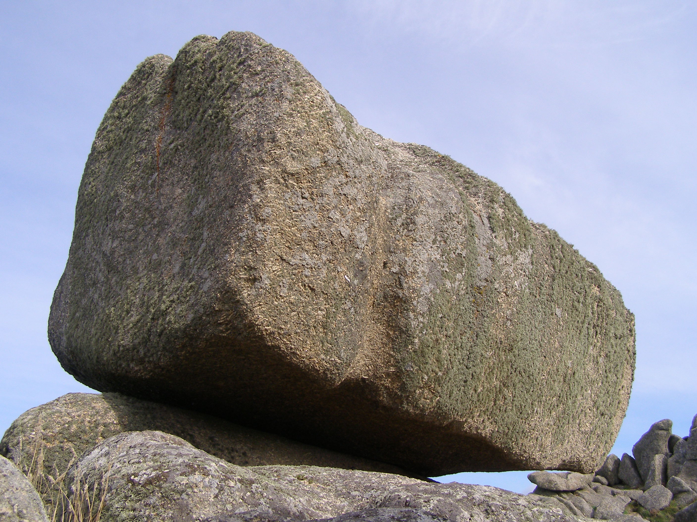 la piedra en forma de bloque de granito a la intemperie