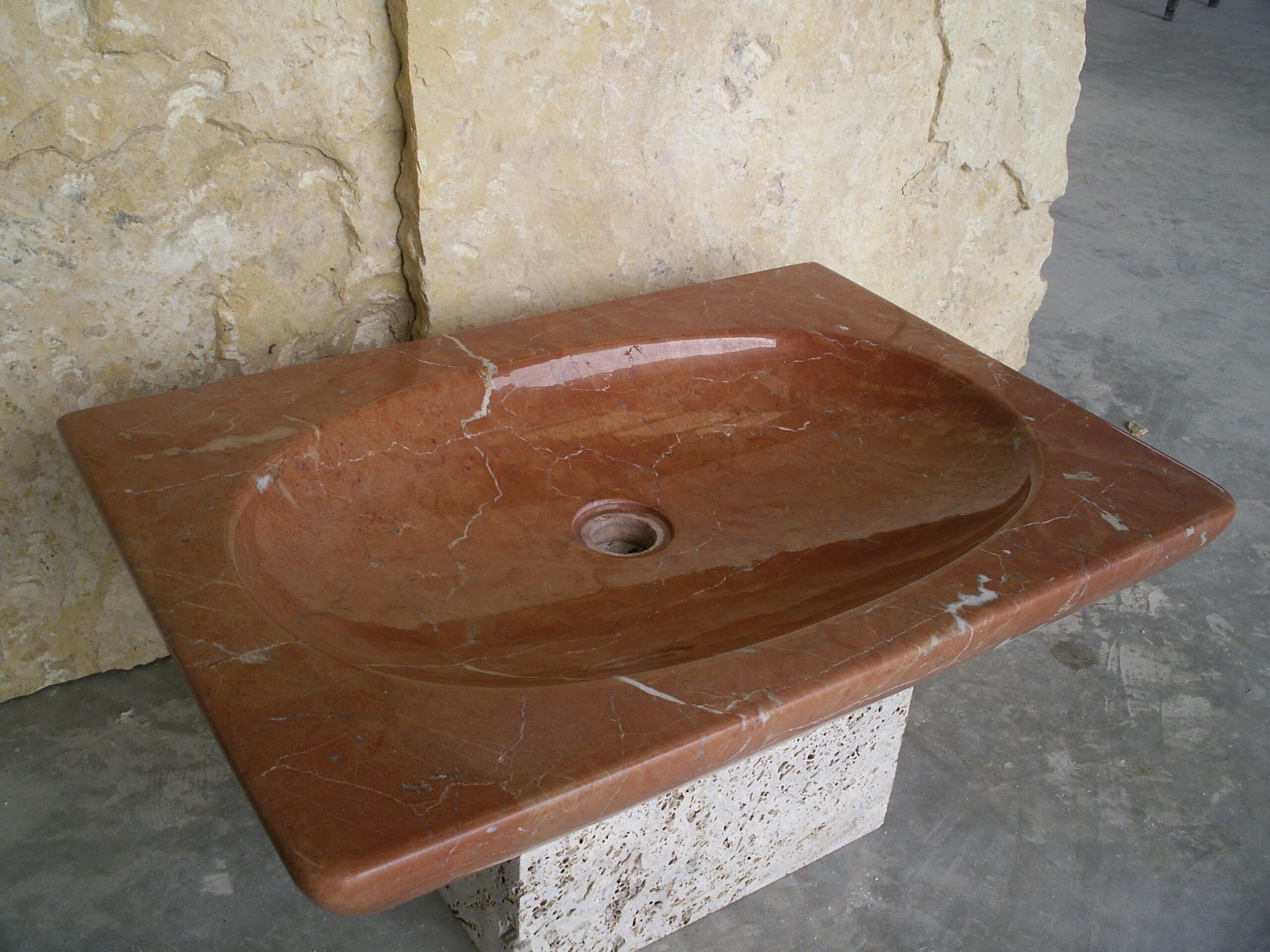 uno de los lavabos de mármol elaborados en Torregris piedra natural. Piedra pulida