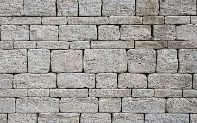 los muros de piedra pueden ser con gran trabajo de talla