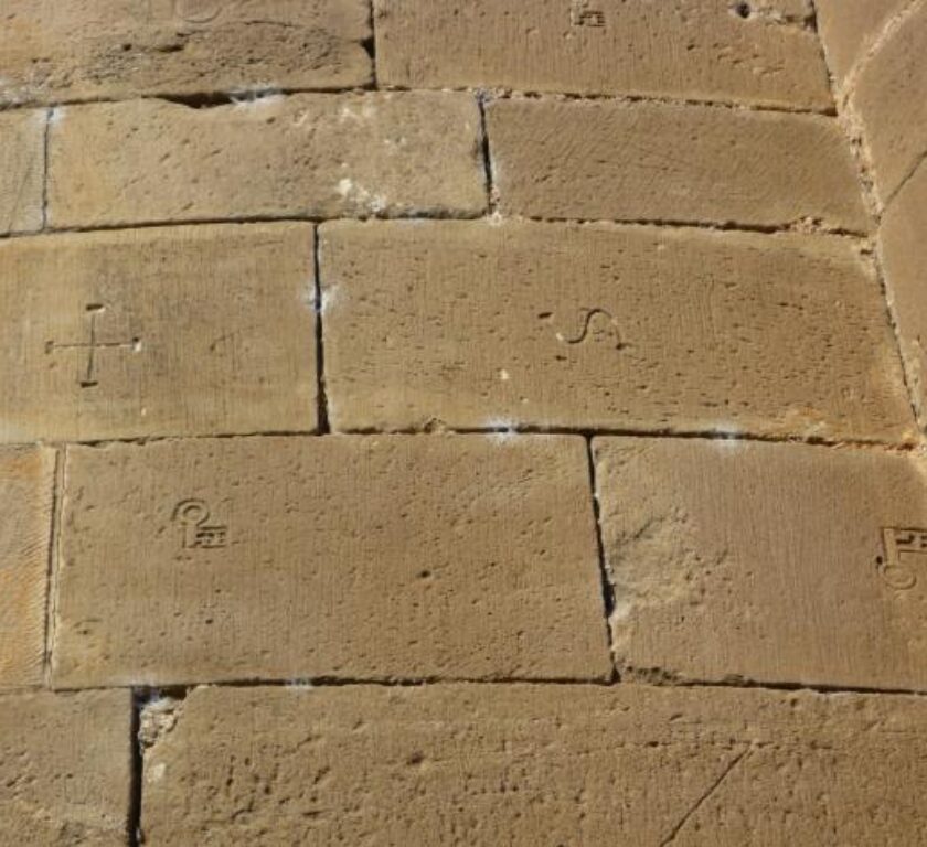 marcas de cantero en los sillares de un muro de piedra