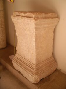 pedestal de mármol antiguo