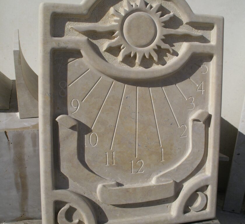 reloj de sol en piedra