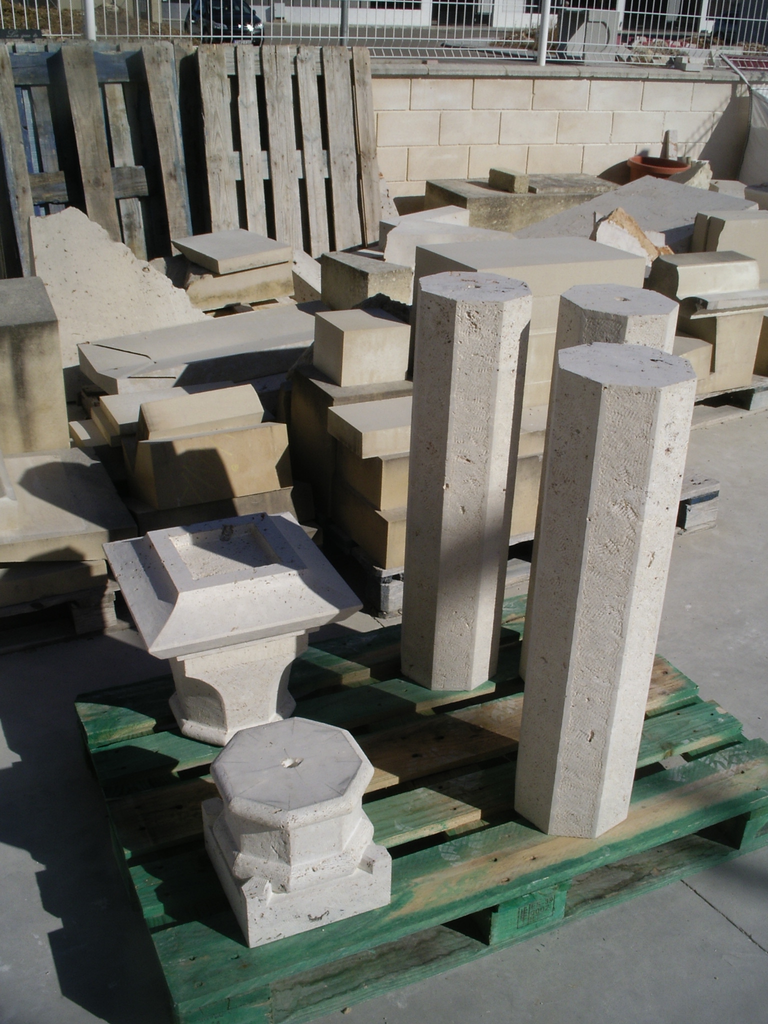 columna de piedra con todos sus componentes