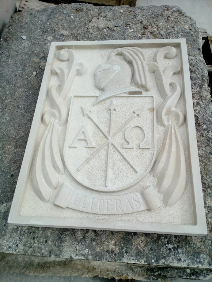 escudo de apellido en piedra