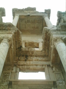 piedra angular con columnas