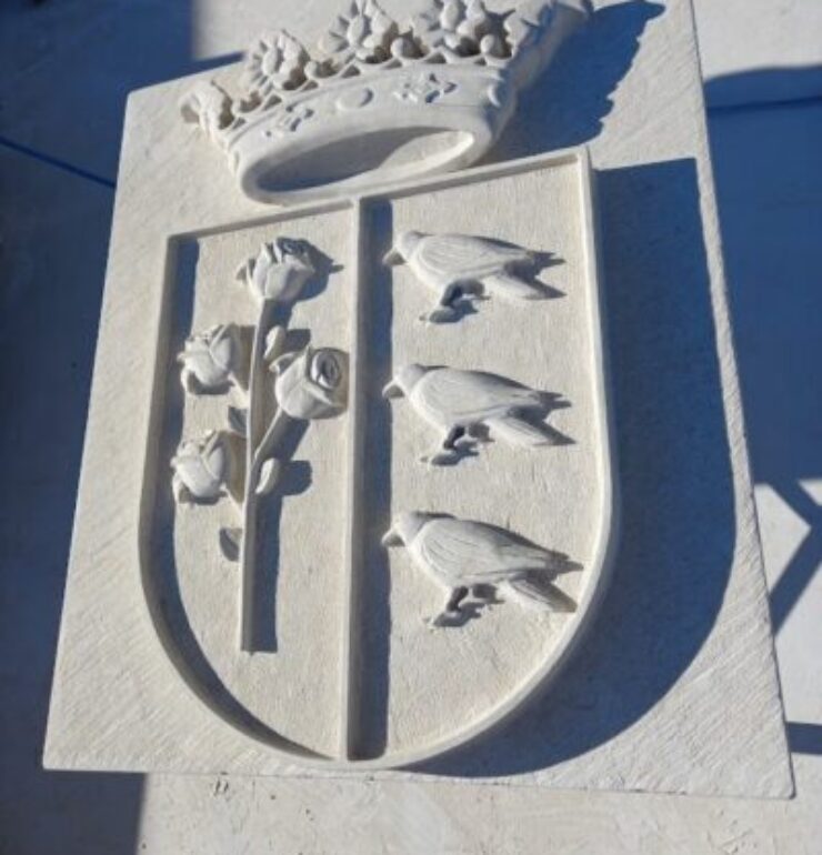 el escudo de piedra municipal