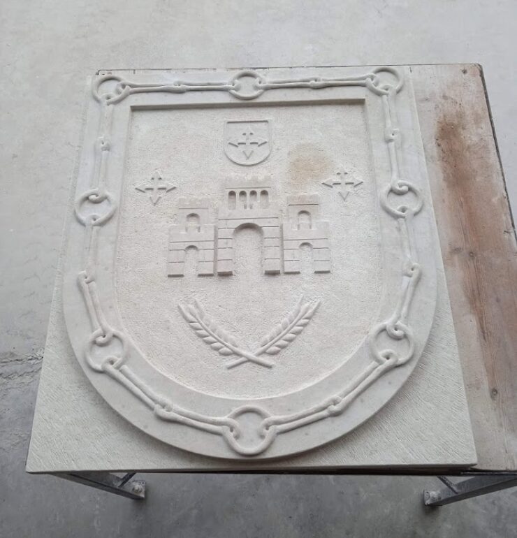 escudo municipal en piedra