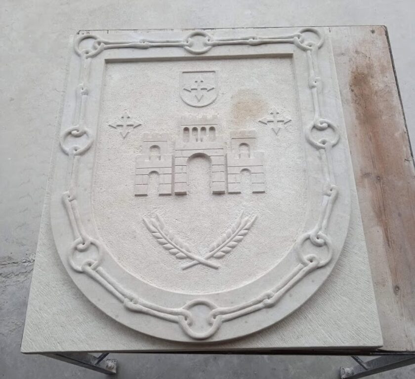 escudo municipal en piedra