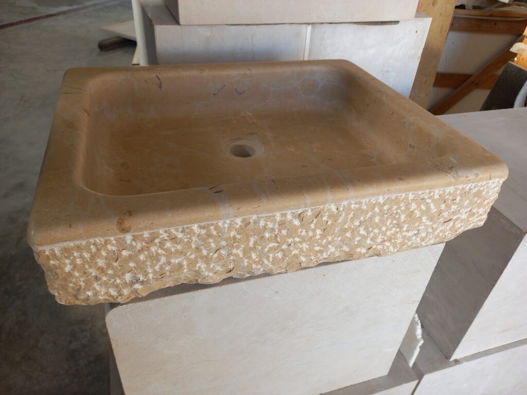 lavabos de piedra de Ulldecona con laterales externos apiconados