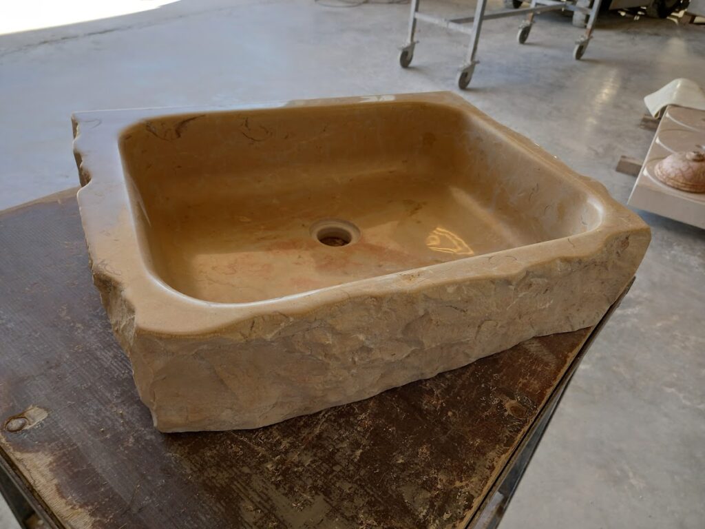lavabo de piedra de Ulldecona con laterales externos escafilados